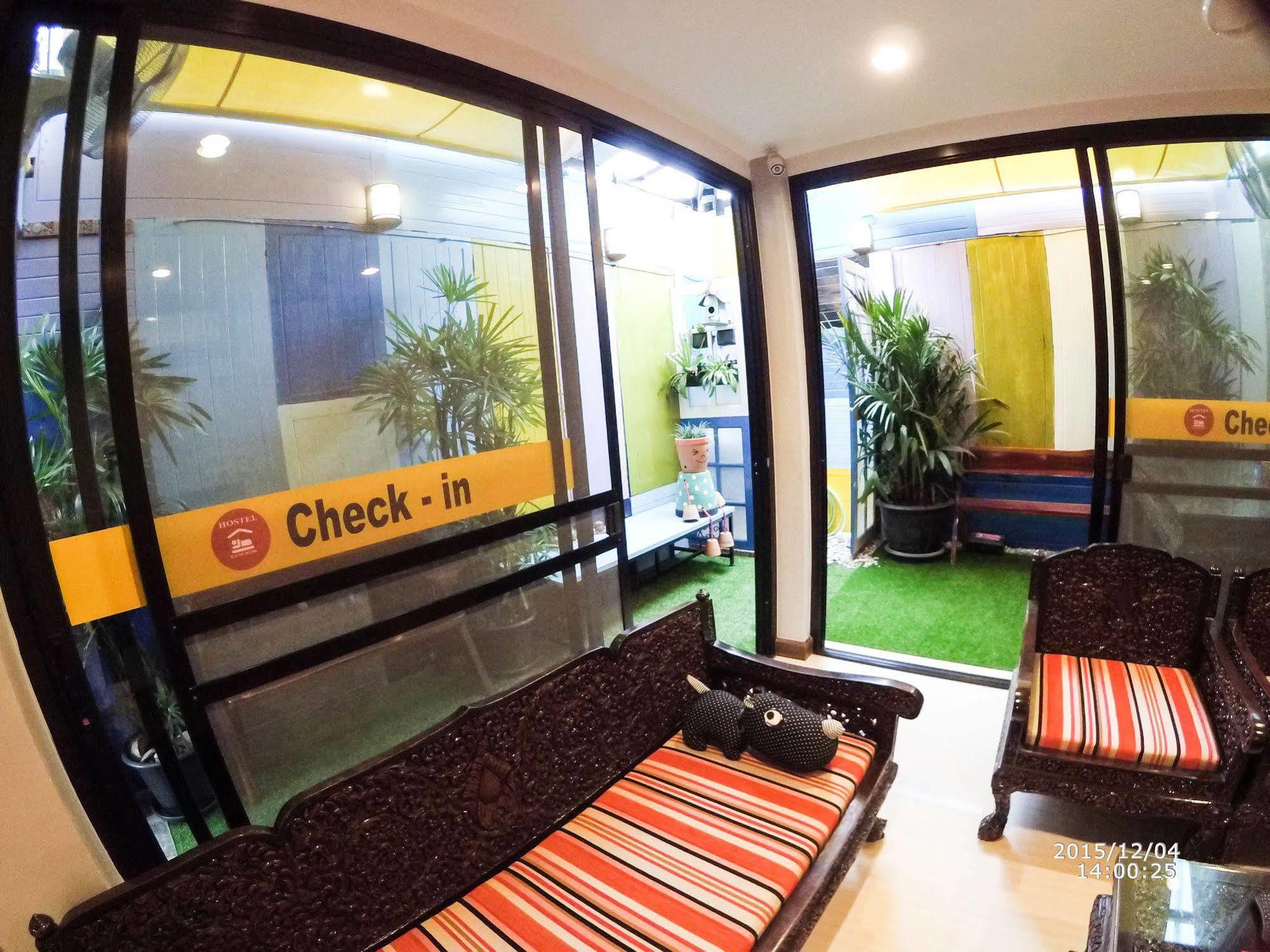Check-In My Hostel Bangkok Exterior foto