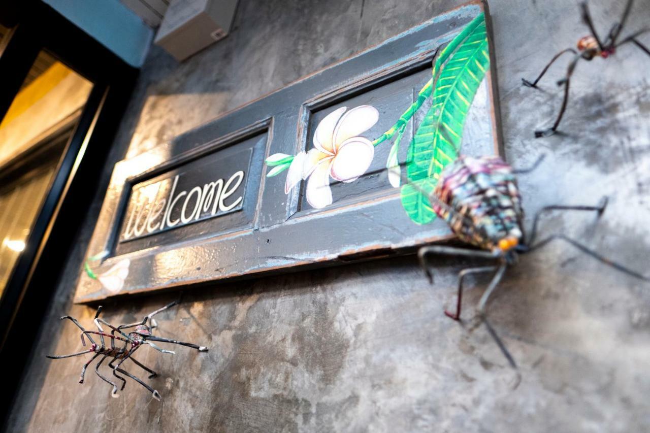 Check-In My Hostel Bangkok Exterior foto